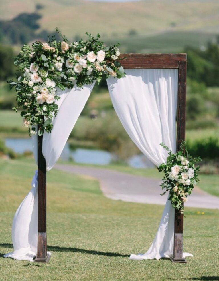 Æresport i træ med blomster til udlejning